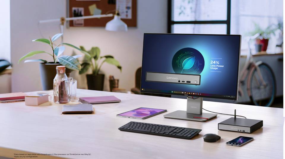 Ein moderner Schreibtisch mit Monitor, auf dem eine umweltfreundliche Botschaft angezeigt wird. Tastatur, Maus, Smartphone und eine dekorative Pflanze runden das Bild ab und vermitteln einen ordentlichen und professionellen Eindruck.