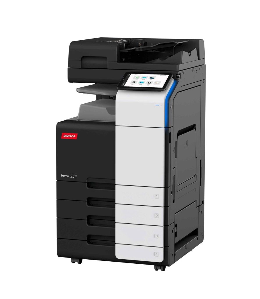 Moderner Schwarzweiß-Multifunktionsdrucker mit Touchscreen-Display, mehreren Papierfächern und elegantem Design, der Effizienz und Technologie vermittelt.