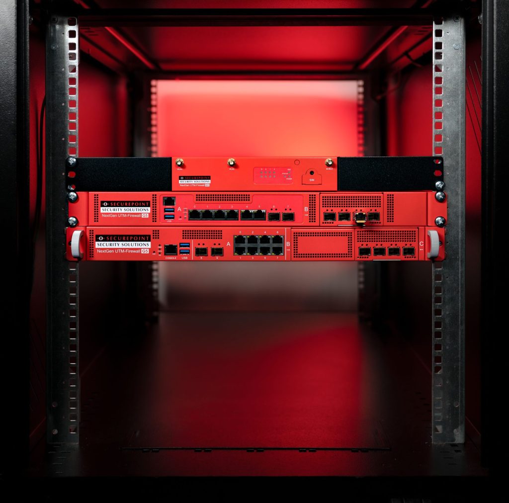 Rote Netzwerksicherheitsgeräte sind in einem Serverschrank montiert und werden von sanftem rotem Licht beleuchtet. Die Szene vermittelt den Eindruck einer hochmodernen, sicheren Umgebung.